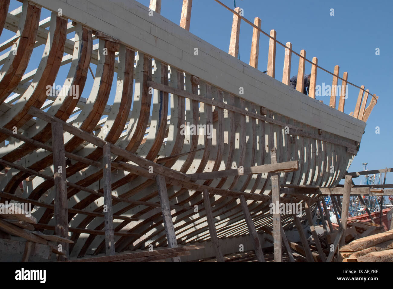 Premières étapes de la construction d'un bateau de pêche en bois traditionnel Banque D'Images
