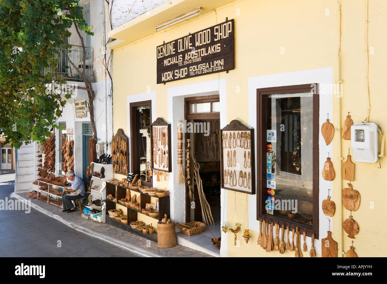 Bois d'olive Boutique et atelier, Mountain Village de Kritsa, près de Agios Nikolaos, côte nord-est, la Crète, Grèce Banque D'Images