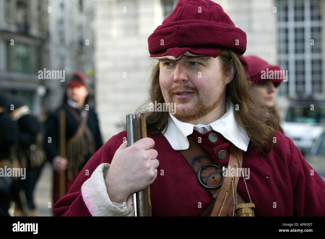 Les membres de la guerre civile anglaise de la société dans l'armée du roi de Whitehall, Londres défilé annuel Banque D'Images