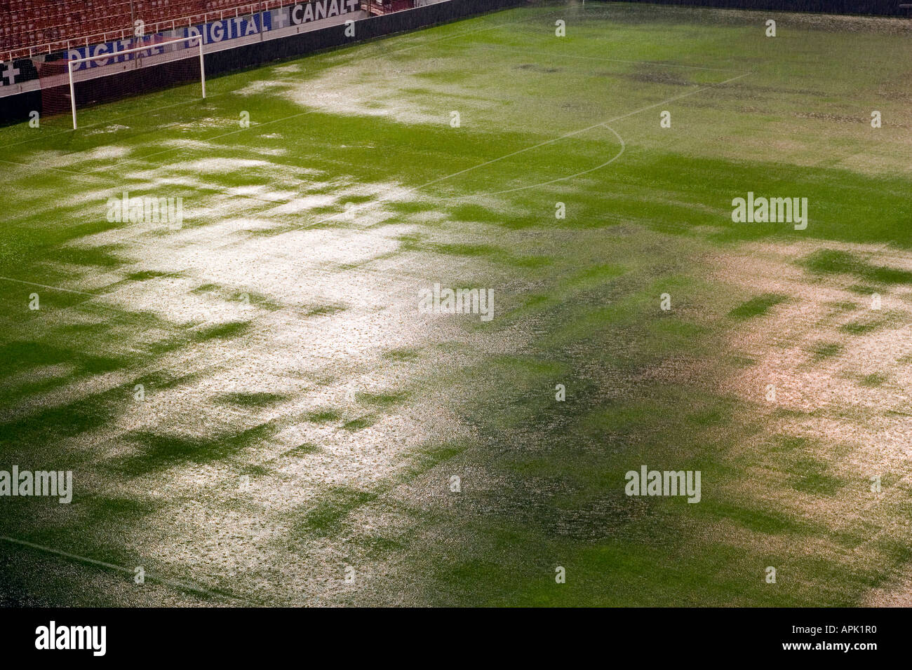Vue sur le stade Sanchez Pizjuan appartenant au FC Séville sous une pluie diluvienne Banque D'Images
