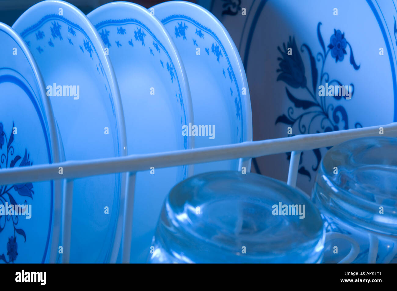 Le séchage des plats dans le rack Banque D'Images