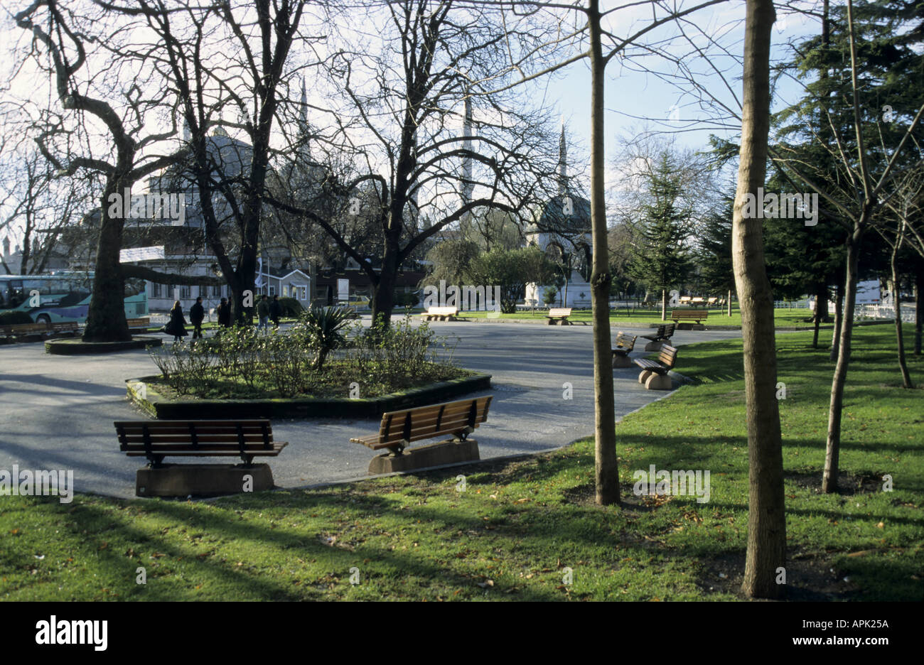 Turquie Istanbul deux sièges dans un jardin public avec la Mosquée bleue en arrière-plan Banque D'Images