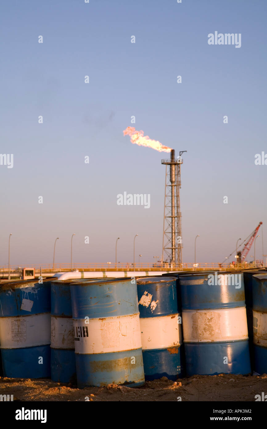 Barils de carburant et une raffinerie burner Huelva Espagne Banque D'Images