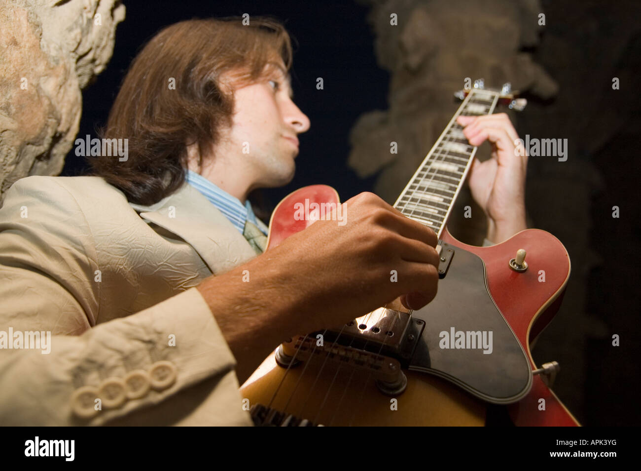 Musicien jouant de la guitare dans le parc Güell, Barcelone, Catalogne, Espagne Banque D'Images