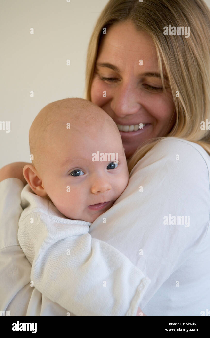 Bébé à la recherche sur l'épaule de mères Banque D'Images