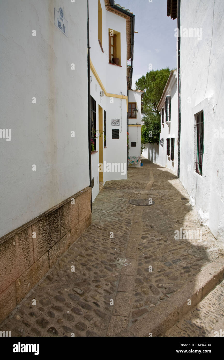 Une rue typique aux murs blancs dans la partie ancienne de Ronda Andalousie Espagne Banque D'Images