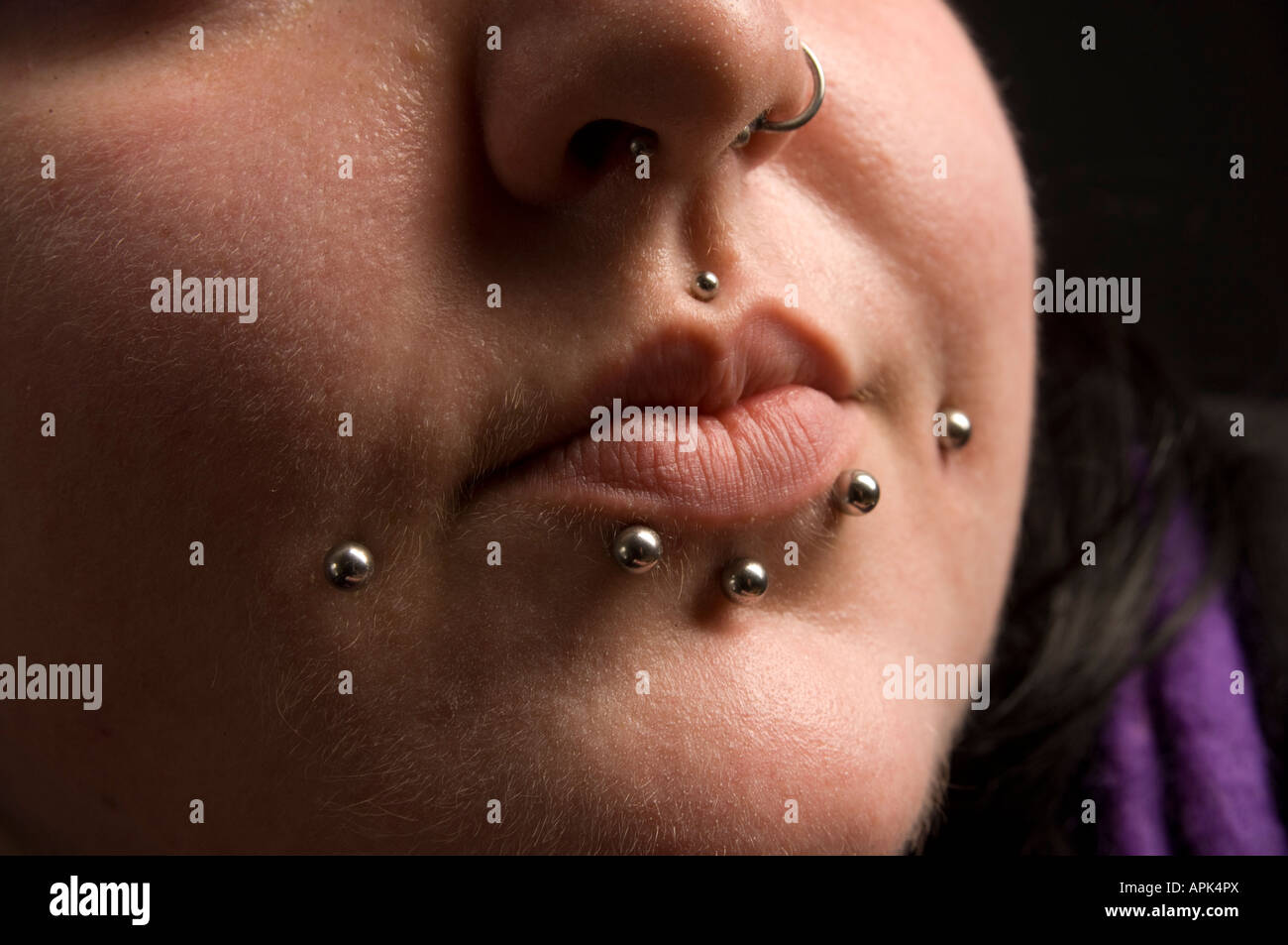 Close up des lèvres et le menton d'une jeune femme du pays de Galles avec  de multiples piercings faciaux Photo Stock - Alamy