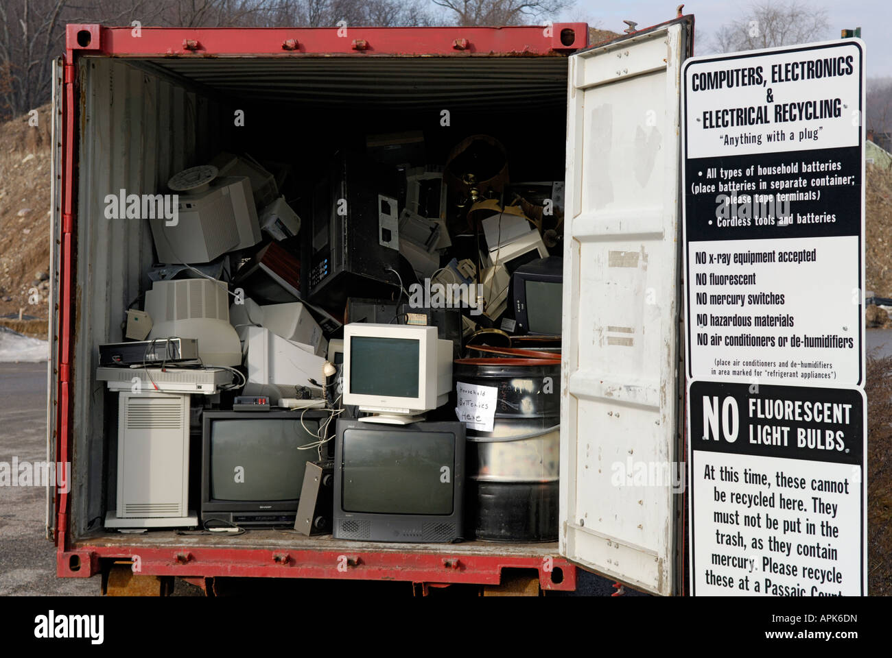 Une zone de collecte de recyclage des déchets électroniques La collection fait partie d'un centre de recyclage municipal à Ringwood NJ Banque D'Images