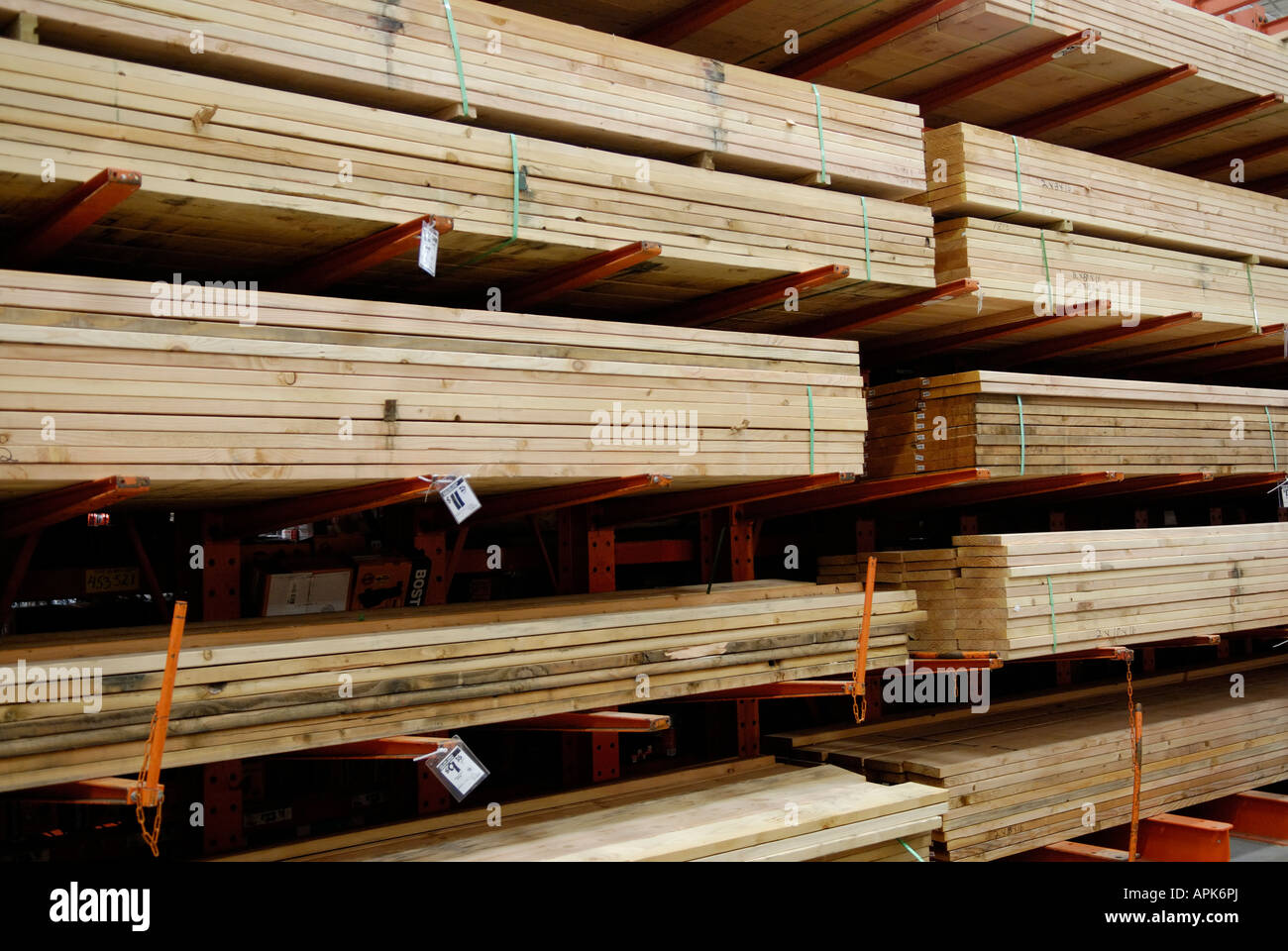 Les planches de bois d'œuvre en vente dans un magasin de construction de l'offre d'accueil, Home Depot Banque D'Images