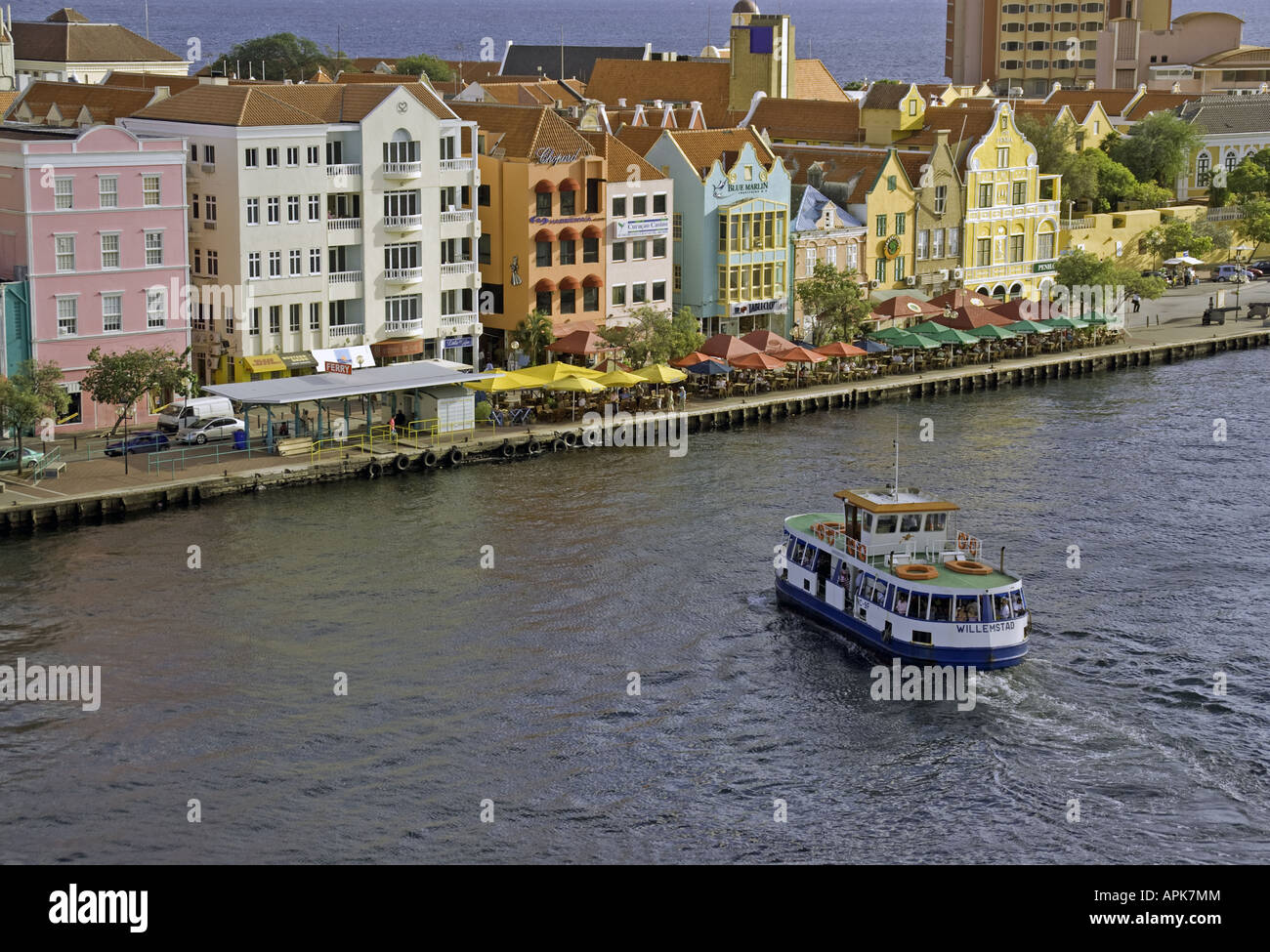 Willemstad est au bord de l'architecture néerlandaise Punda pastel avec ferry pour piétons traversant Sint Ana entrée Baai Banque D'Images