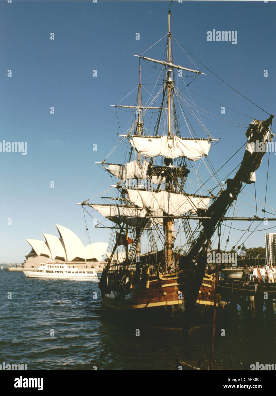 Réplique du HMS Bounty s'efforcer en face du port de Sydney Opera House Banque D'Images