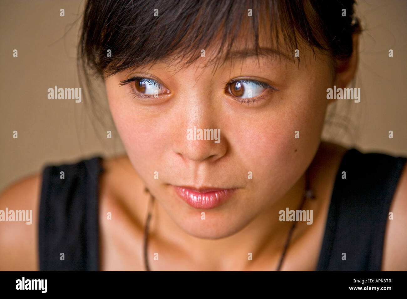 Portrait en gros belle asiatique chinois oriental jeune femme grands yeux bruns à la caméra de Beijing Chine JMH2995 Banque D'Images