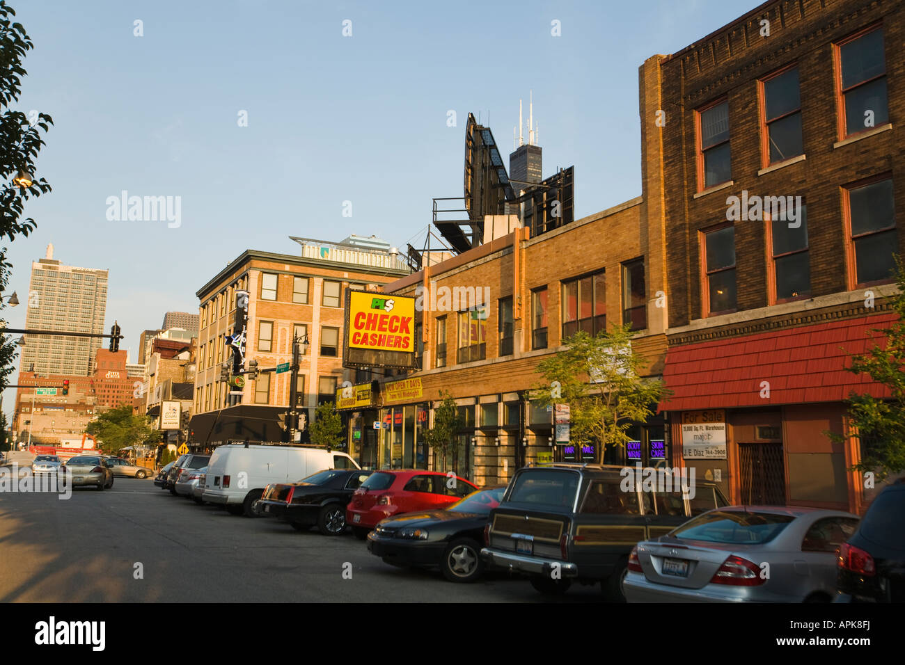 Chicago Illinois de voitures stationnées le long de West Randolph Street utilisation mixte avec restaurants magasins de détail et des entrepôts Banque D'Images