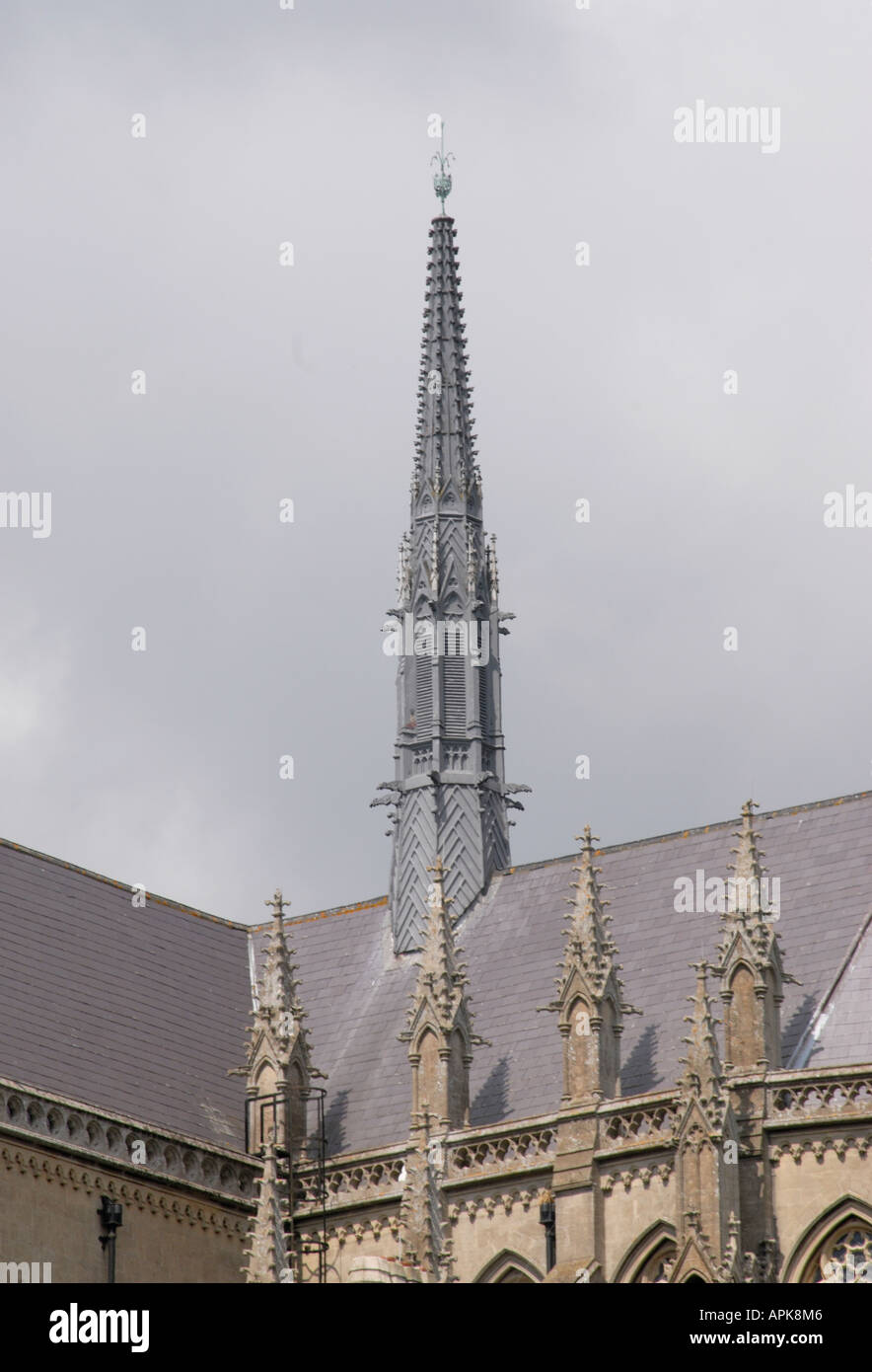 Cathédrale de spire gris Arundel contre un ciel gris Banque D'Images