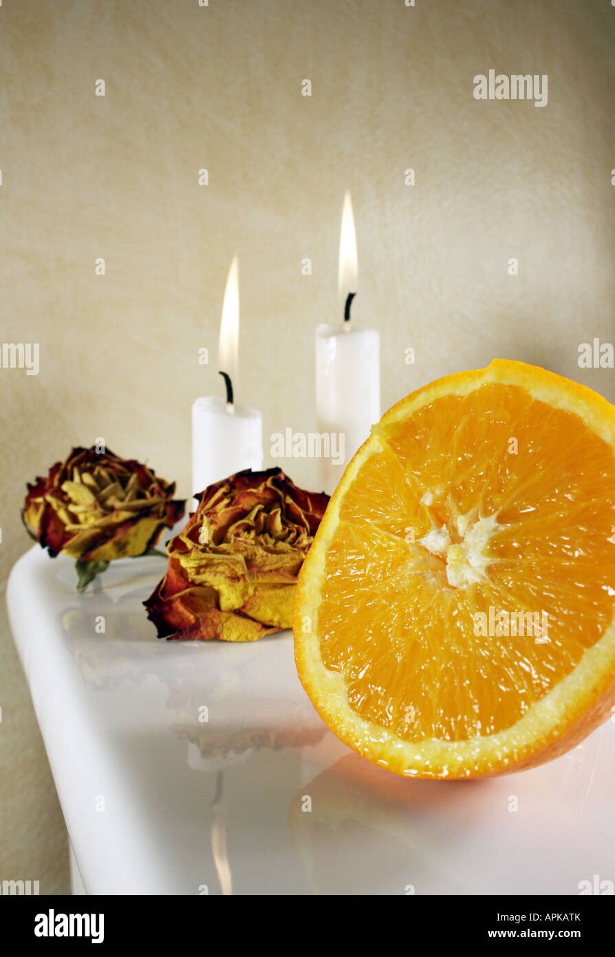 Fresh orange avec des roses et photophores pour une romance Banque D'Images