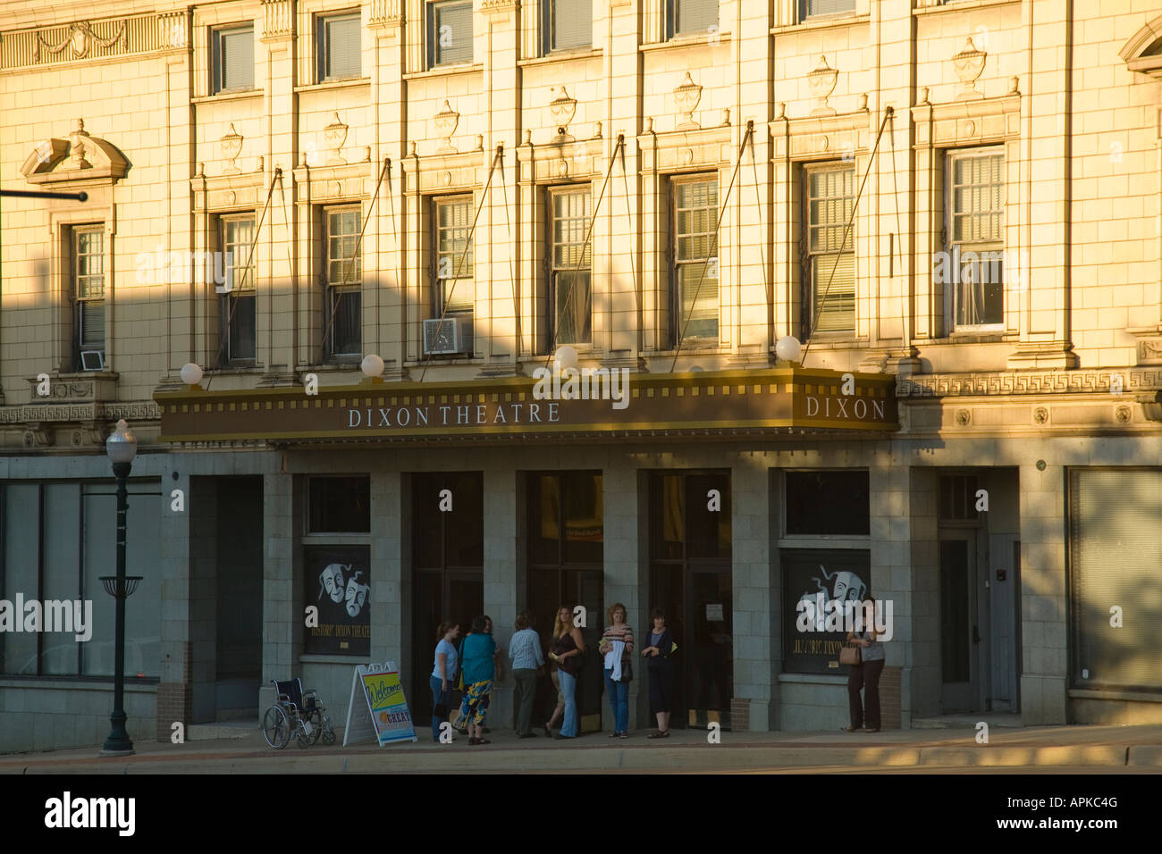 Virginia Dixon personnes debout à l'extérieur du théâtre Dixon bâtiment restauré construit en 1922 Banque D'Images