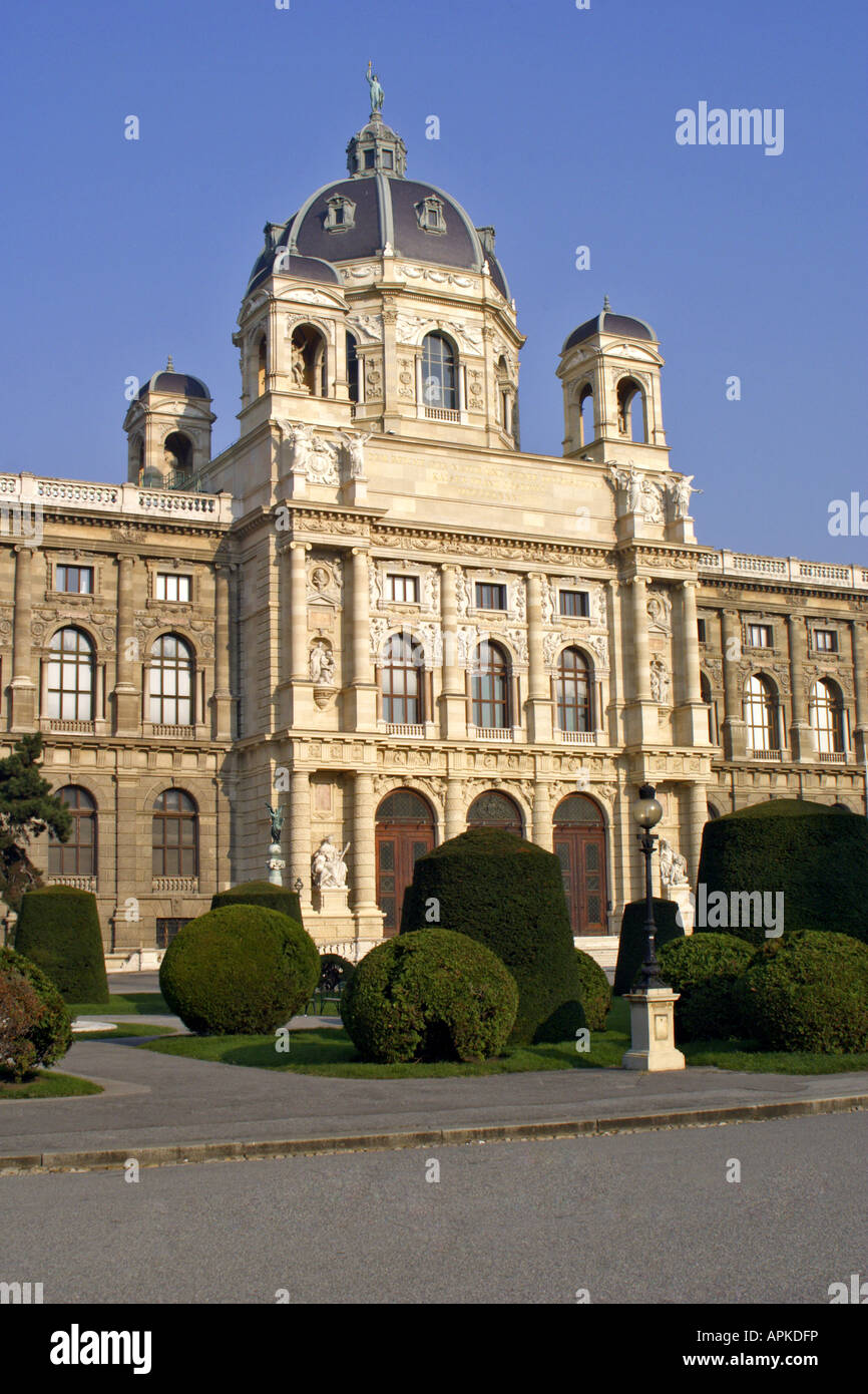 Musée d'Histoire Naturelle, partie centrale avec entrée privée, Dome et statue du dieu Hélios, l'Autriche, Vienne Banque D'Images
