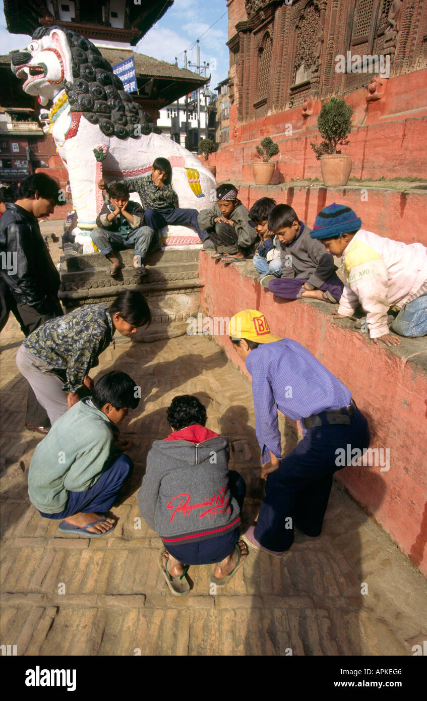 Le Népal Katmandou Durbar Square garçons jouant aux billes Banque D'Images