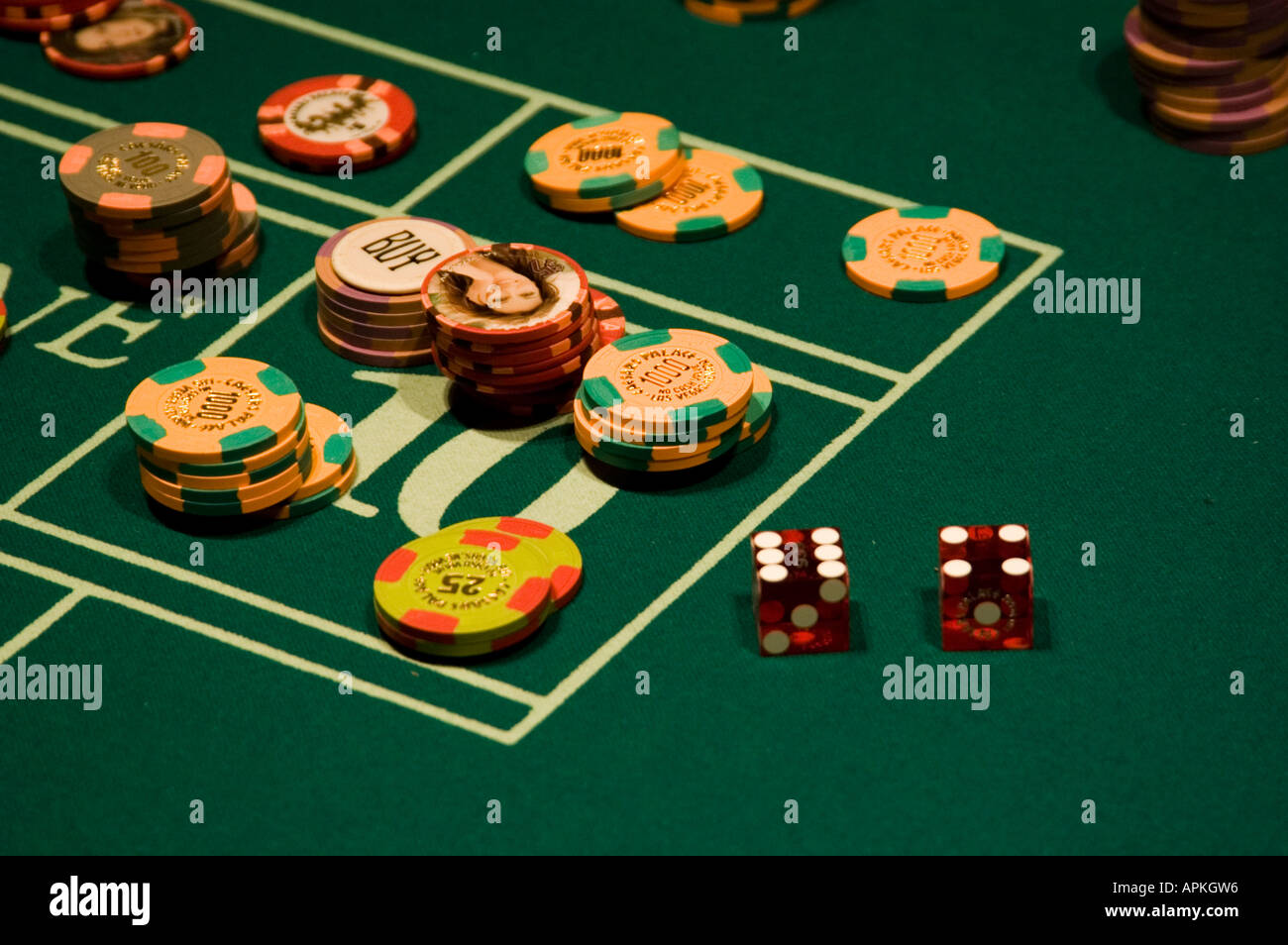 Dés et jetons sur une table de craps à Las Vegas Nevada Caesars Palace et  Casino Photo Stock - Alamy