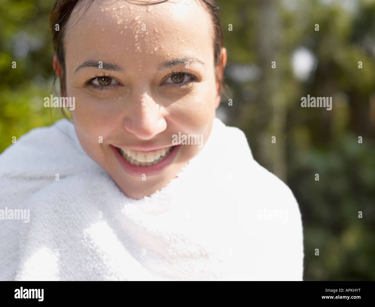 Woman wrapped in towel (portrait) Banque D'Images