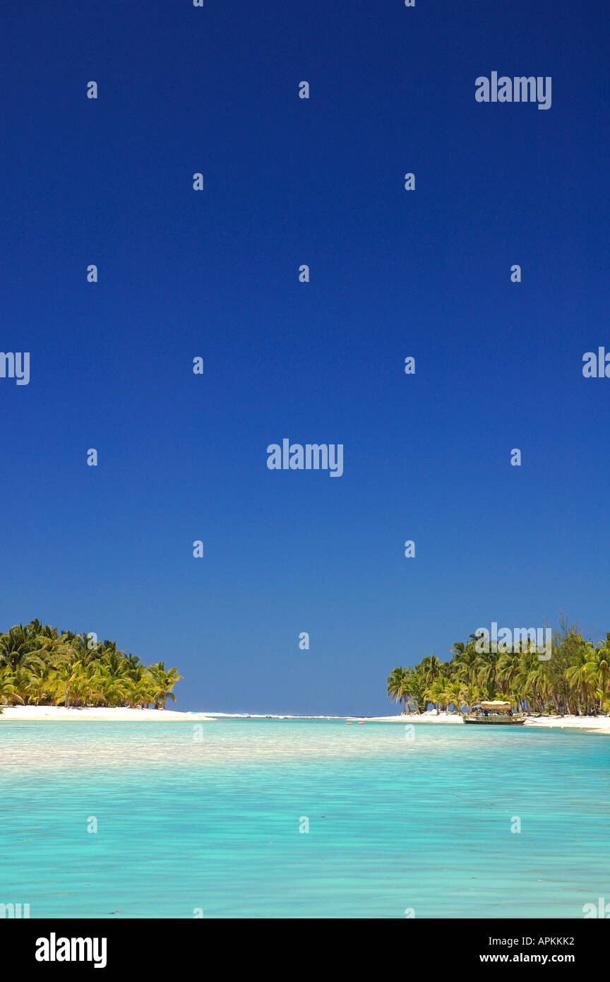 Scène tropicale idyllique de l'océan et de ciel bleu turquiose Banque D'Images