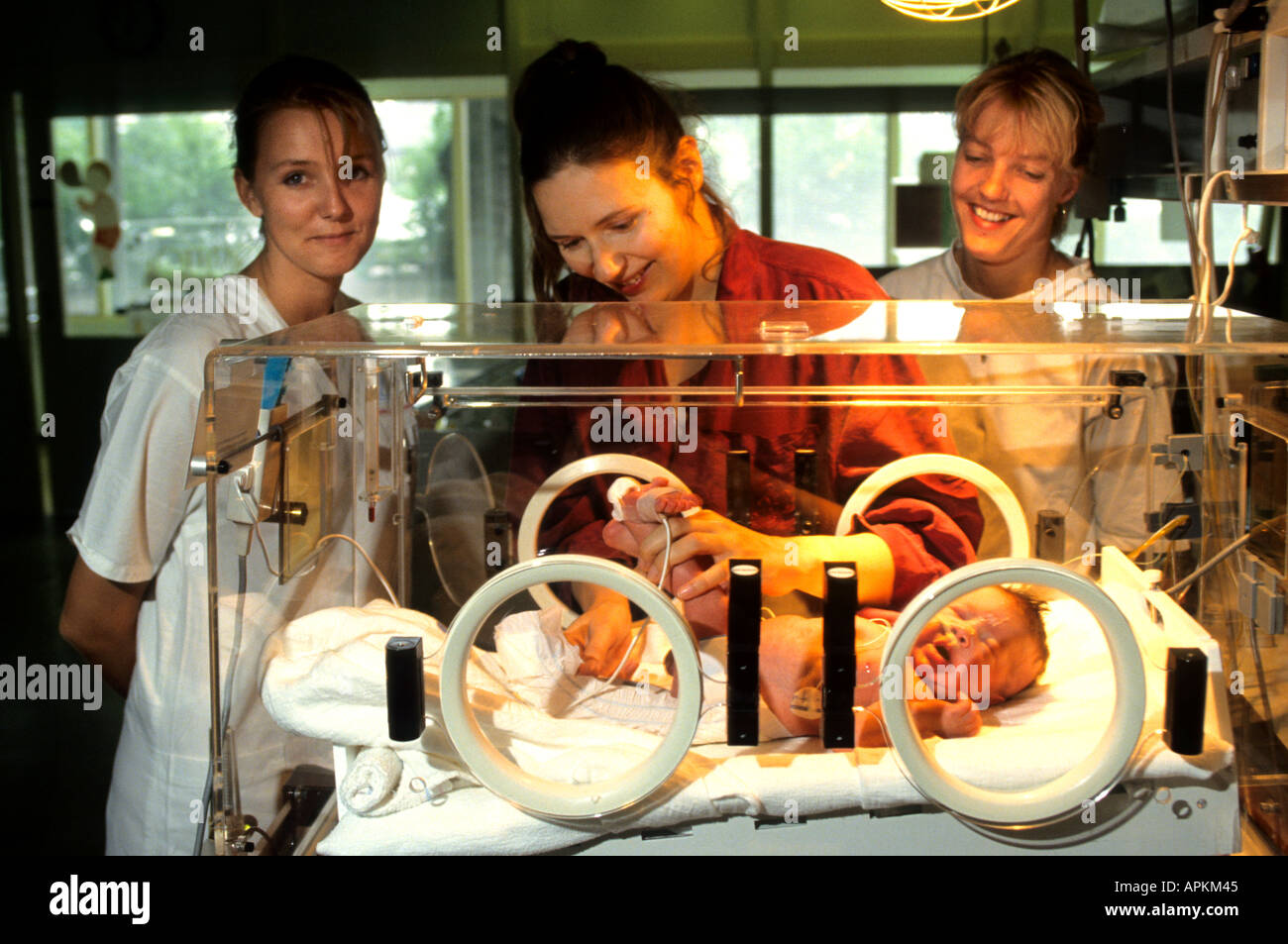 Bébé prématuré de l'incubateur de soins intensifs Soins médicaux Banque D'Images