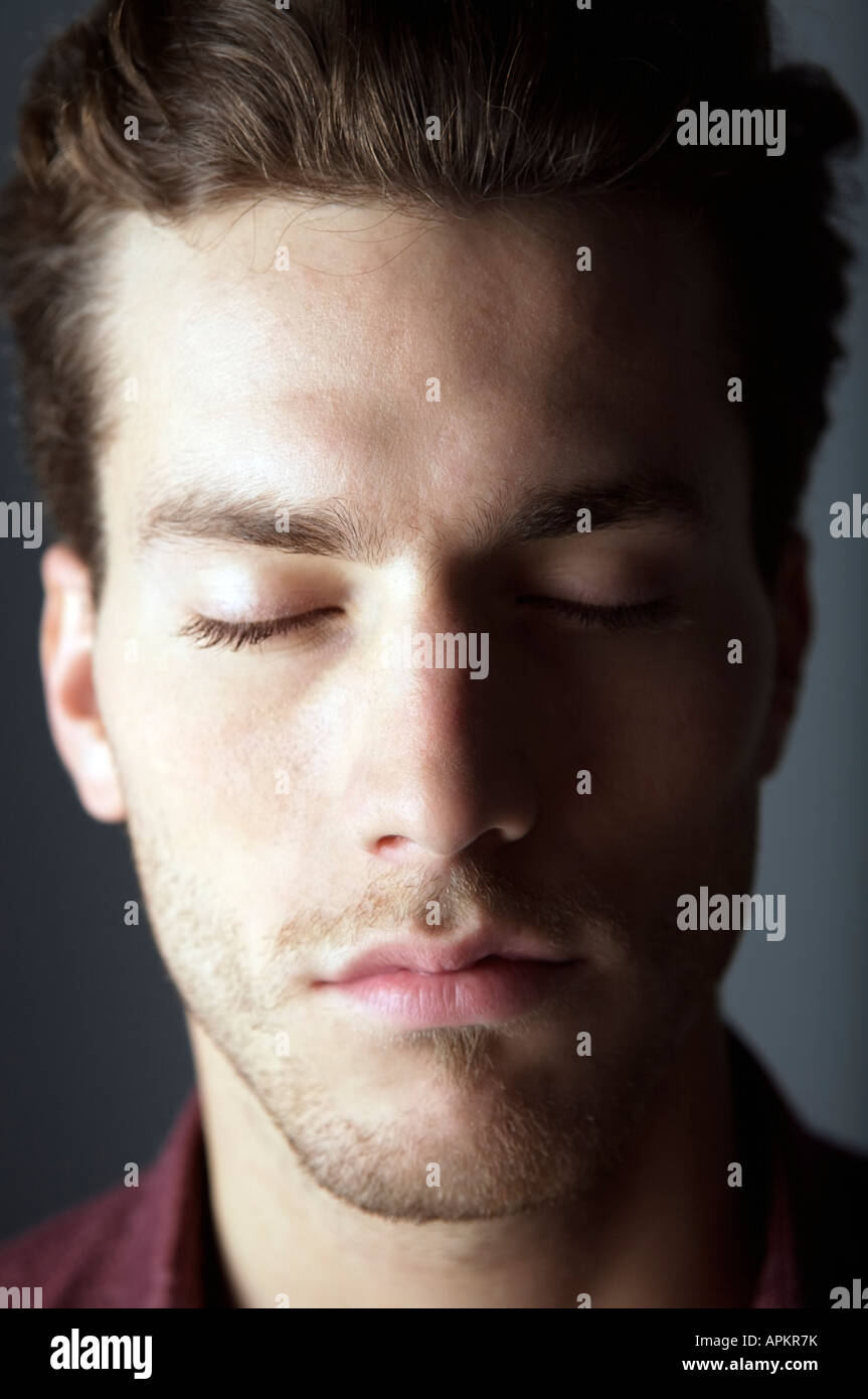 Portrait de jeune homme, les yeux fermés Banque D'Images