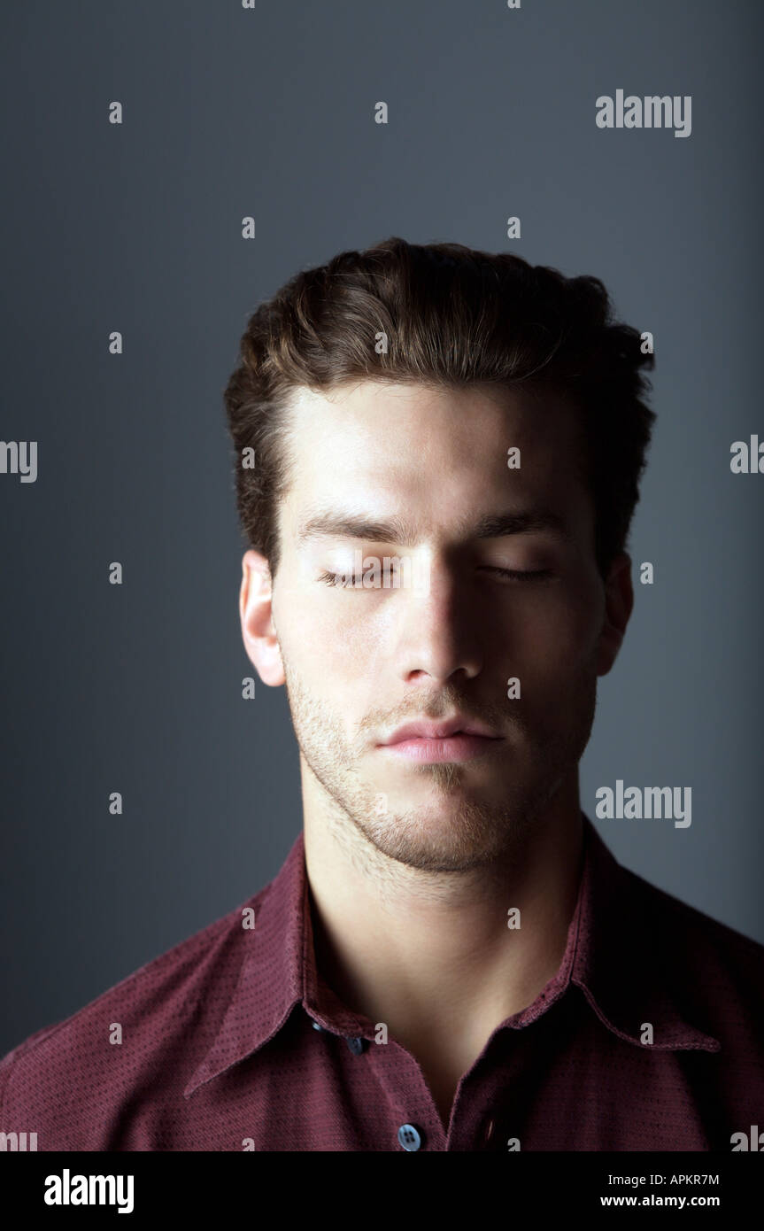 Portrait de jeune homme, les yeux fermés Banque D'Images