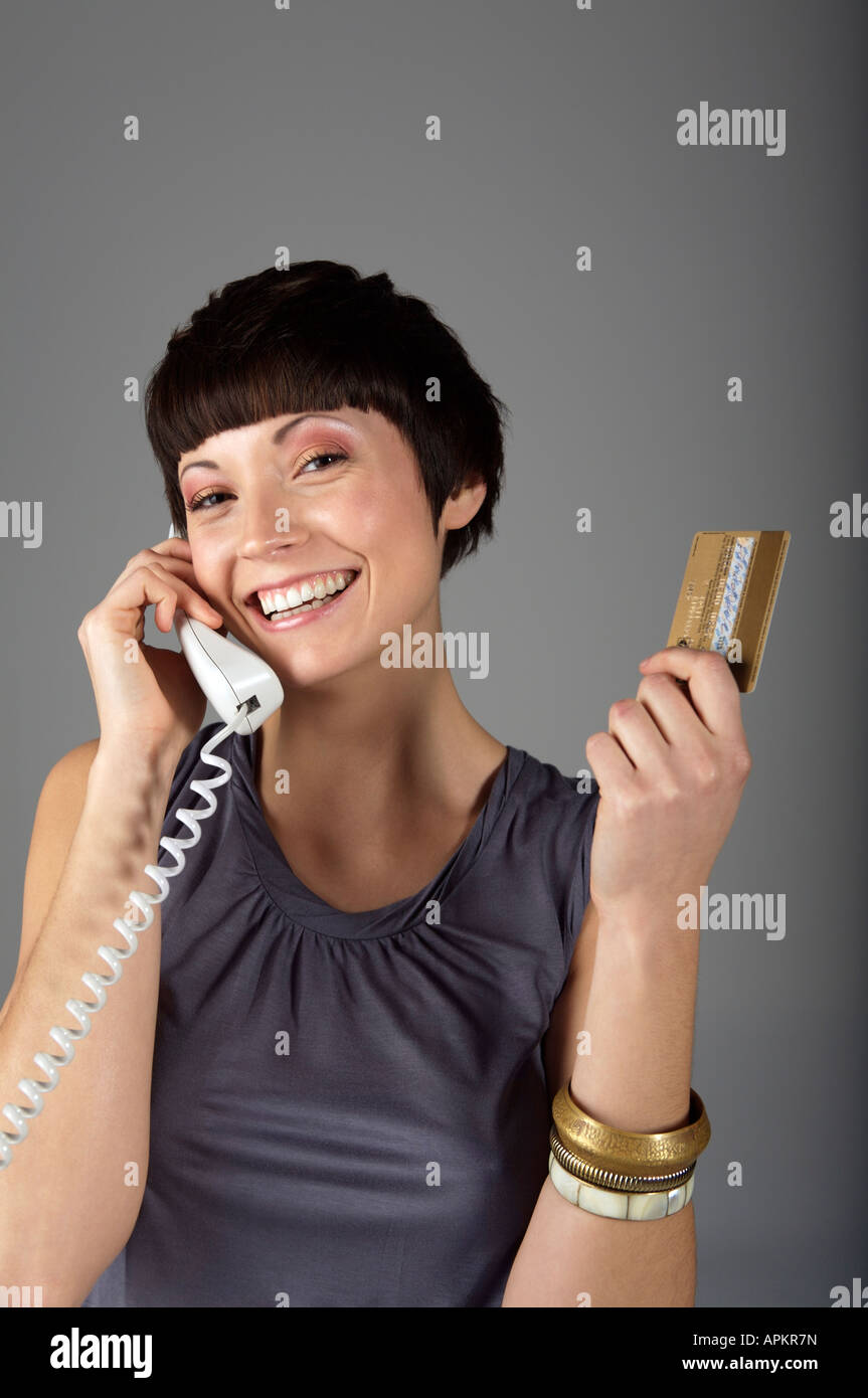 Woman shopping sur le téléphone Banque D'Images