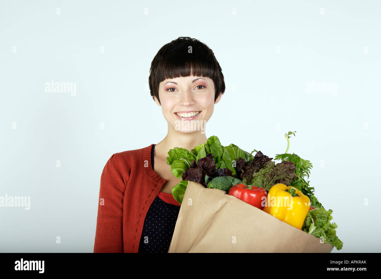 Portrait d'une jeune femme avec un sac d'épicerie Banque D'Images