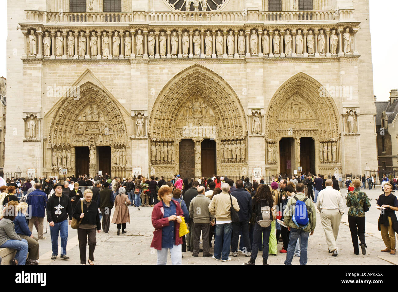 Portail de Notre Dame avec les touristes, France, Paris Banque D'Images
