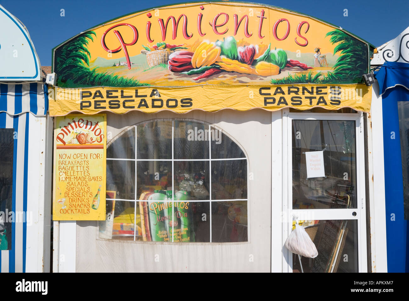 Fuengirola Costa del Sol Malaga Province Espagne Restaurant avec des signes en espagnol et en anglais Banque D'Images