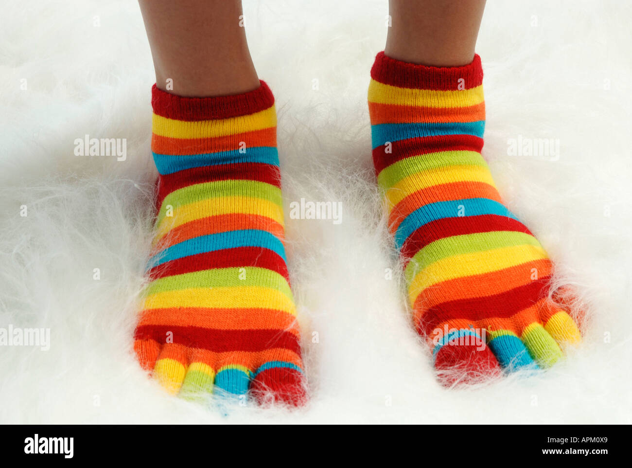 Personne portant chaussettes rayées, elevated view Banque D'Images