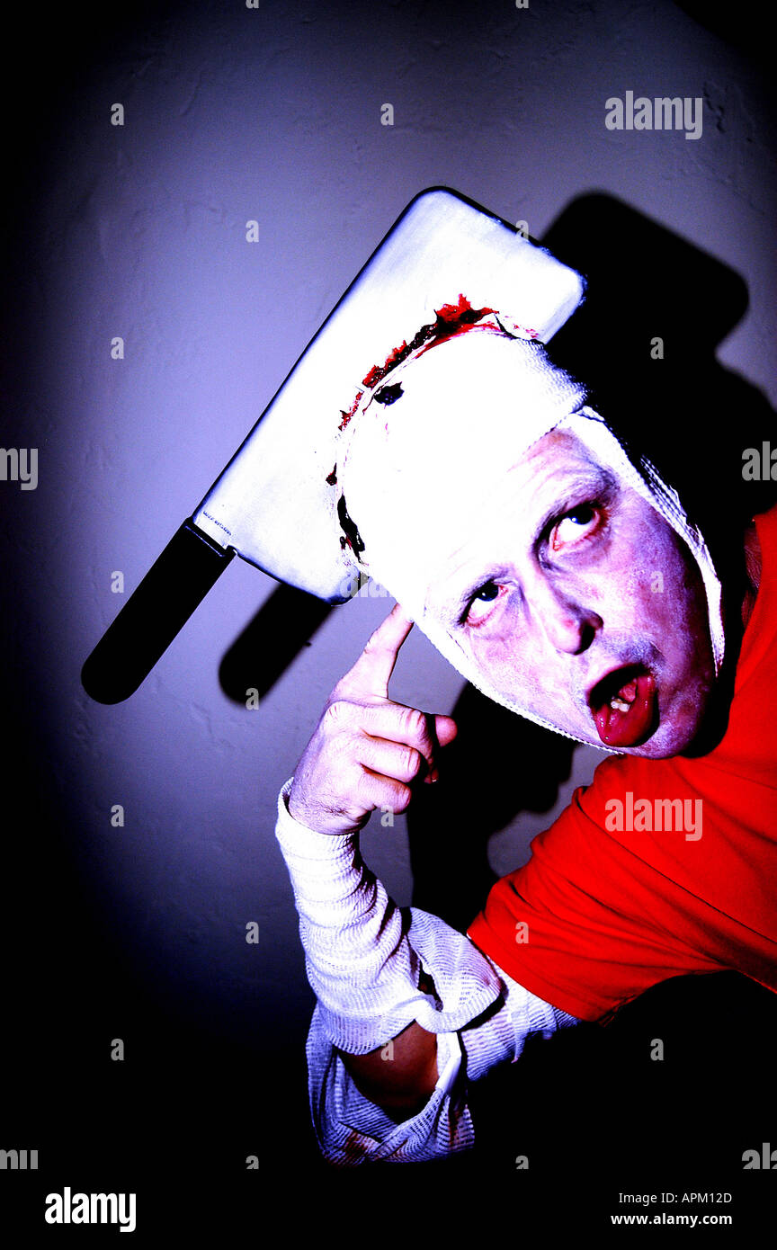 Zombie avec hache à la tête Banque D'Images