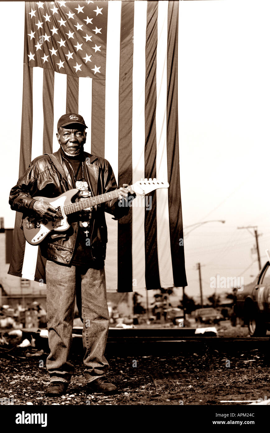 Chanteur de blues inconnu sur maxwell street marché avant la reconstruction en t1999 chicago Illinois Banque D'Images