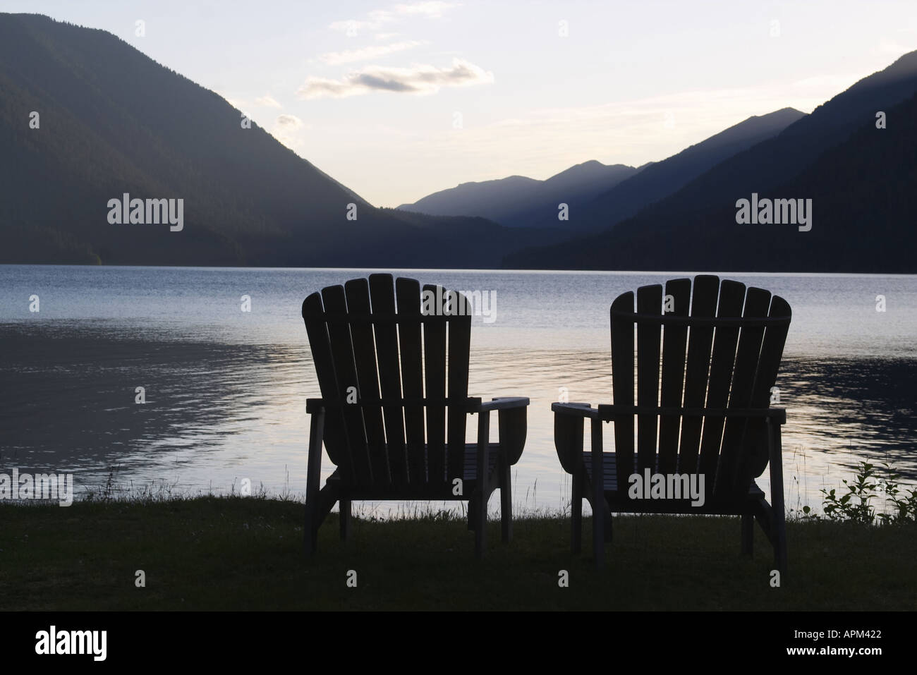 Chaises Adirondack sur les rives du lac Crescent Lake Lodge Parc National Olympique USA Washington Banque D'Images