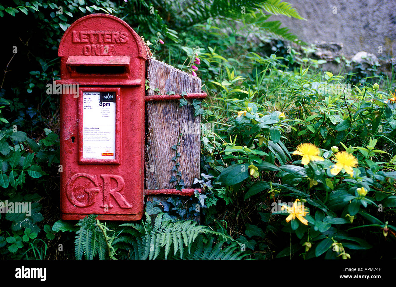 Un Post rouge fort du règne du roi George VI dans le village anglais de Lustleigh sur le bord de Dartmoor Banque D'Images