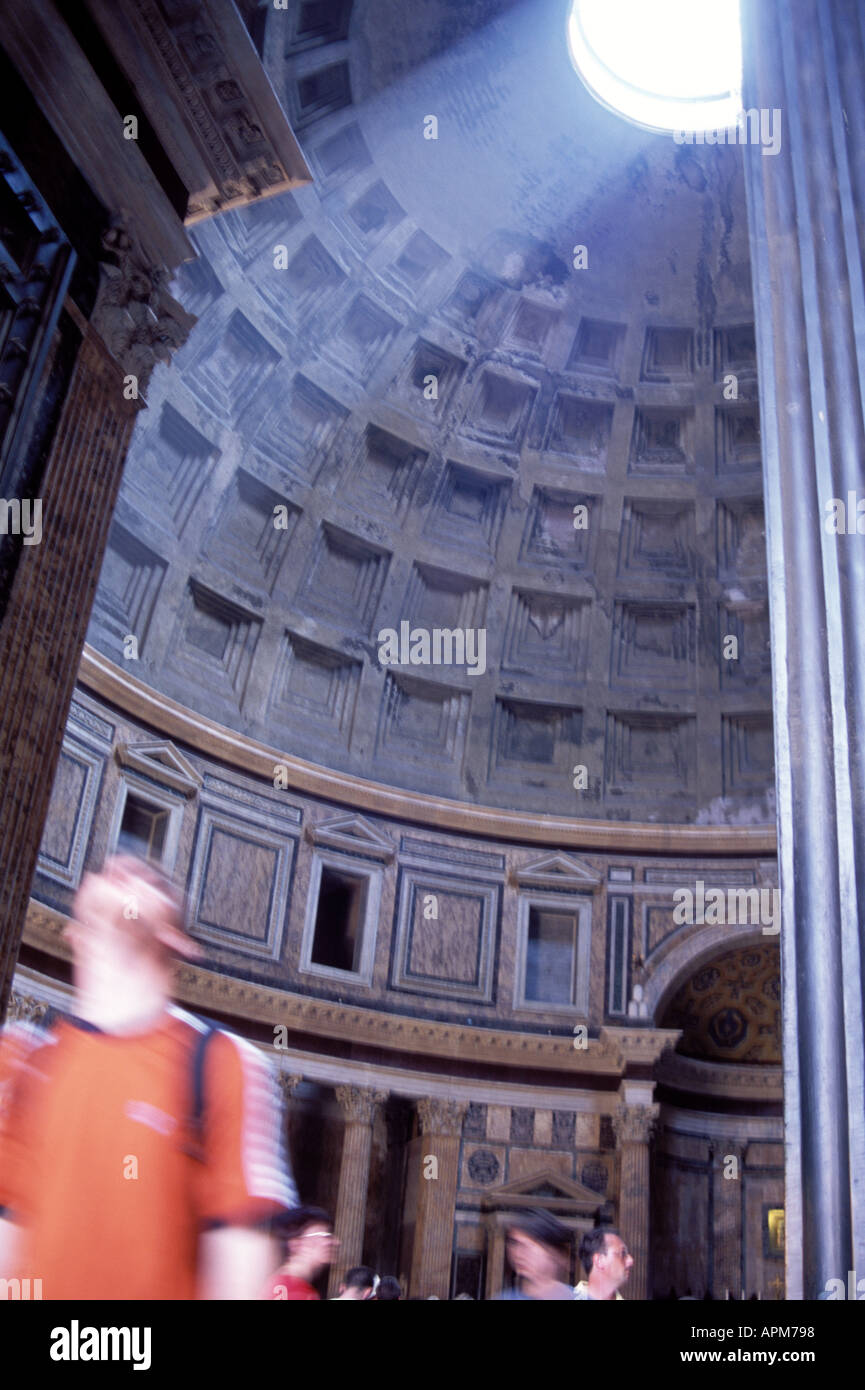 Jusqu'à à l'oculus de massive du Panthéon Rome Italie Banque D'Images