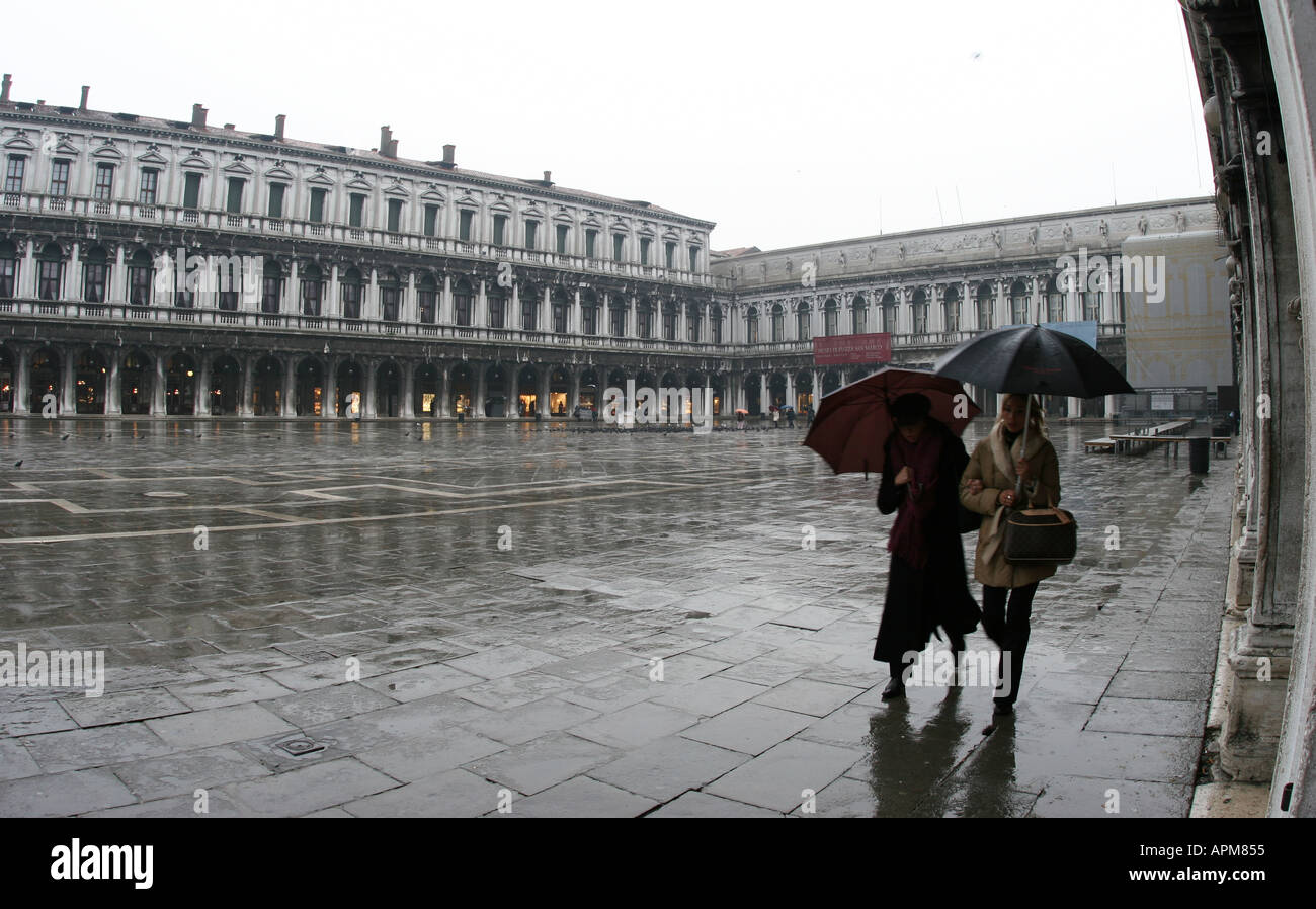 Pluie en place San Marco Venise Italie Europe vue grand angle Banque D'Images