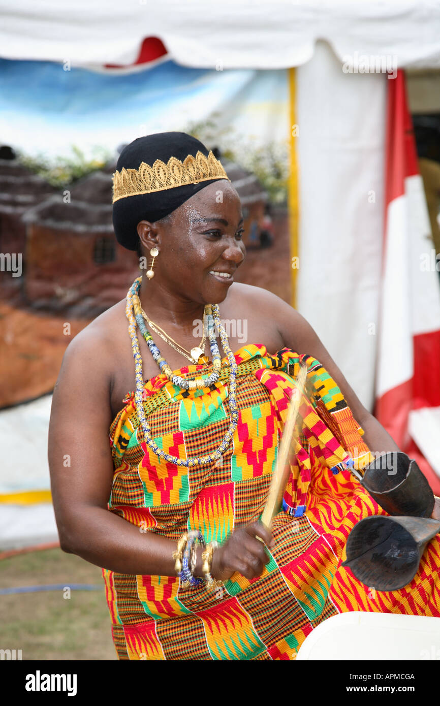 Batteurs et musiciens en robe à fleurs aux couleurs vives. Lors d'un Tarquair africaine femelle Fayre North East England summer fayre uk. Banque D'Images