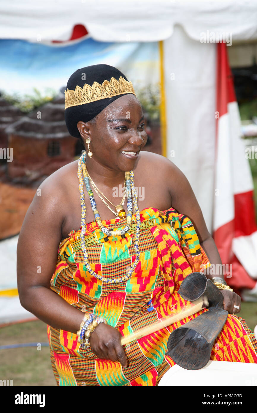 Batteurs et musiciens en robe à fleurs aux couleurs vives. Lors d'un Tarquair africaine femelle Fayre North East England summer fayre uk. Banque D'Images
