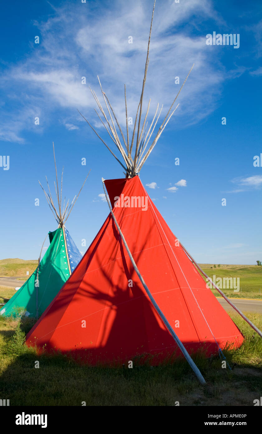 Tipi coloré et de vieux bâtiments à Custers Last Stand à Little Big Horn au Montana Banque D'Images Tipi coloré et de vieux bâtiments à Custers Last Stand à Little Big Horn au Montana Banque D'Images