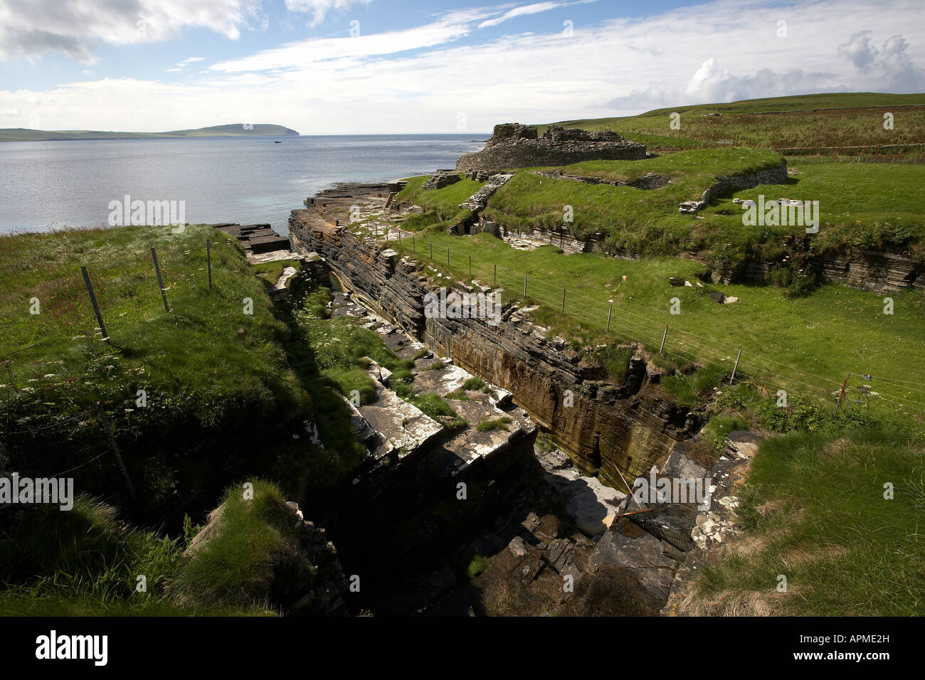 Geo et Midhowe Broch bastion fortifié de fer face Eynhallow Sound Rousay Isalnd Orkney Ecosse UK Banque D'Images