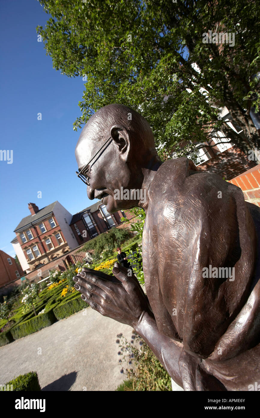 Buste du Mahatma Gandhi donnant sur le Nelson Mandela Peace Gardens High Street Kingston Upon Hull East Yorkshire UK Banque D'Images