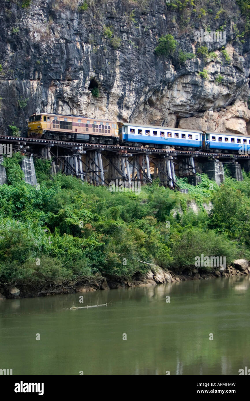 Train de voyageurs le Krasae pont sur chevalets en bois de fer la Birmanie Thaïlande Kanchanaburi Banque D'Images