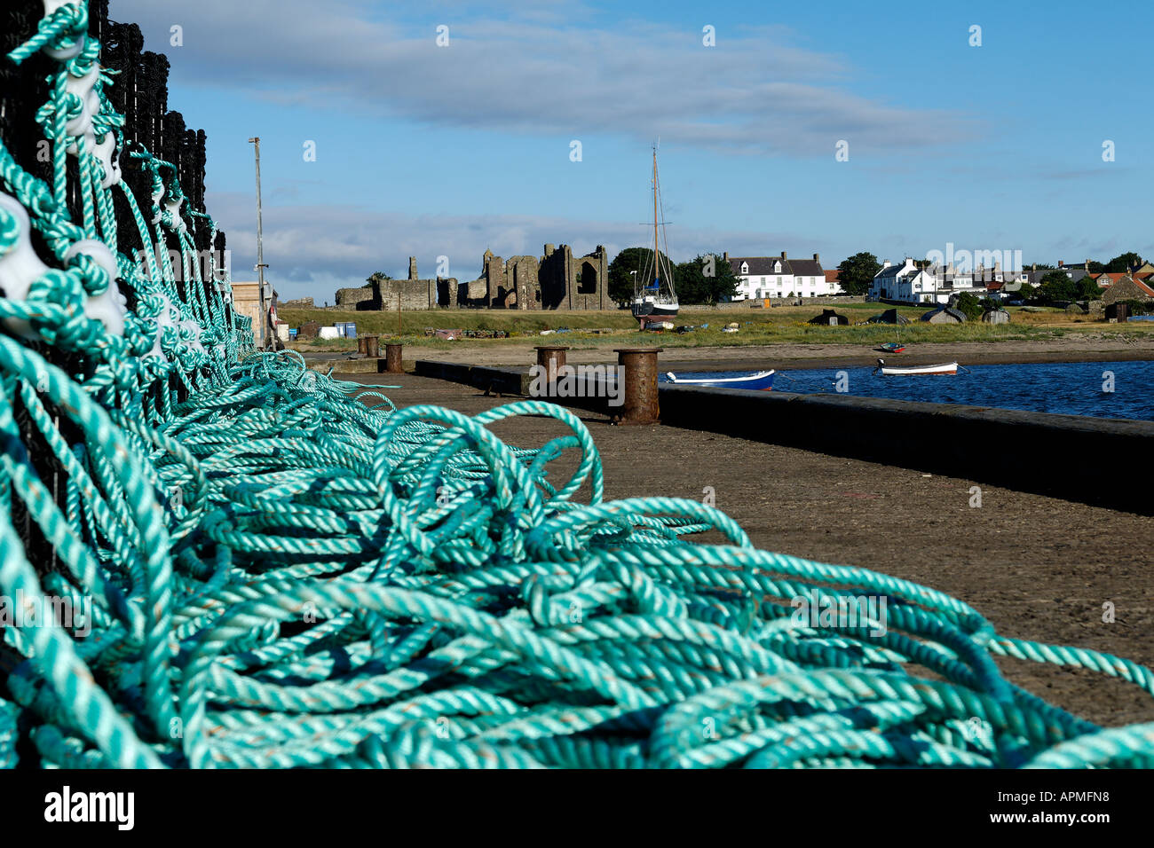 Enchevêtrement de cordes vibrantes lobster pot 'set' on jetty à Lindisfarne Banque D'Images