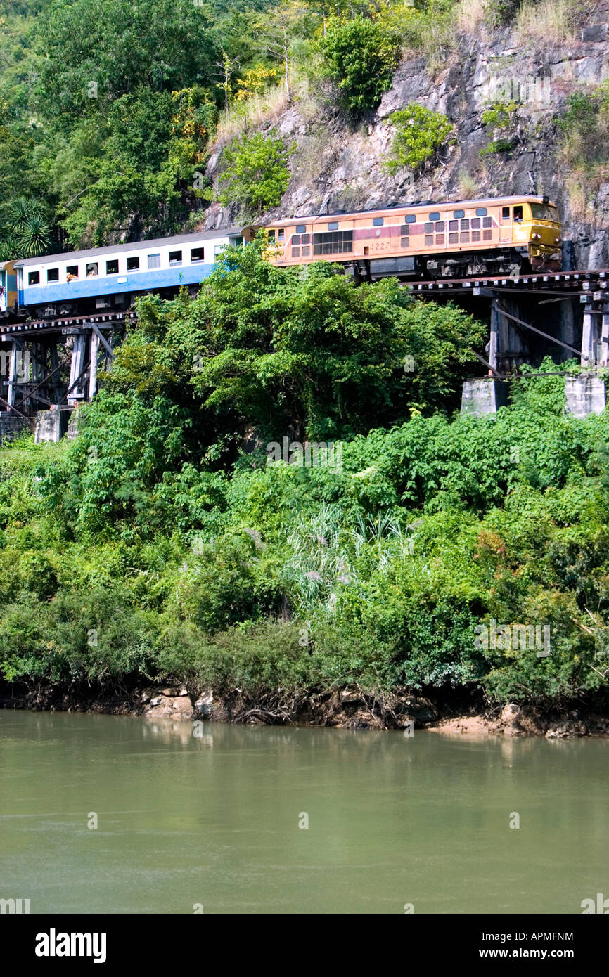 Train de voyageurs le Krasae pont sur chevalets en bois de fer la Birmanie Thaïlande Kanchanaburi Banque D'Images