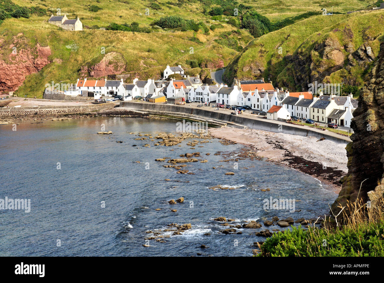 Village de pêcheurs Pennan défiant les rochers et mer Banque D'Images