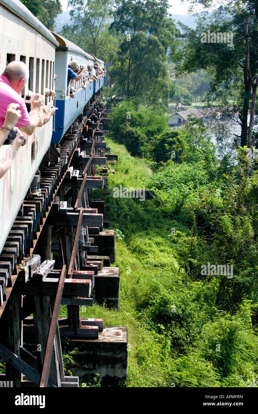 Train de voyageurs le Krasae pont sur chevalets en bois de fer la Birmanie Thaïlande Kanchanaburi Banque D'Images