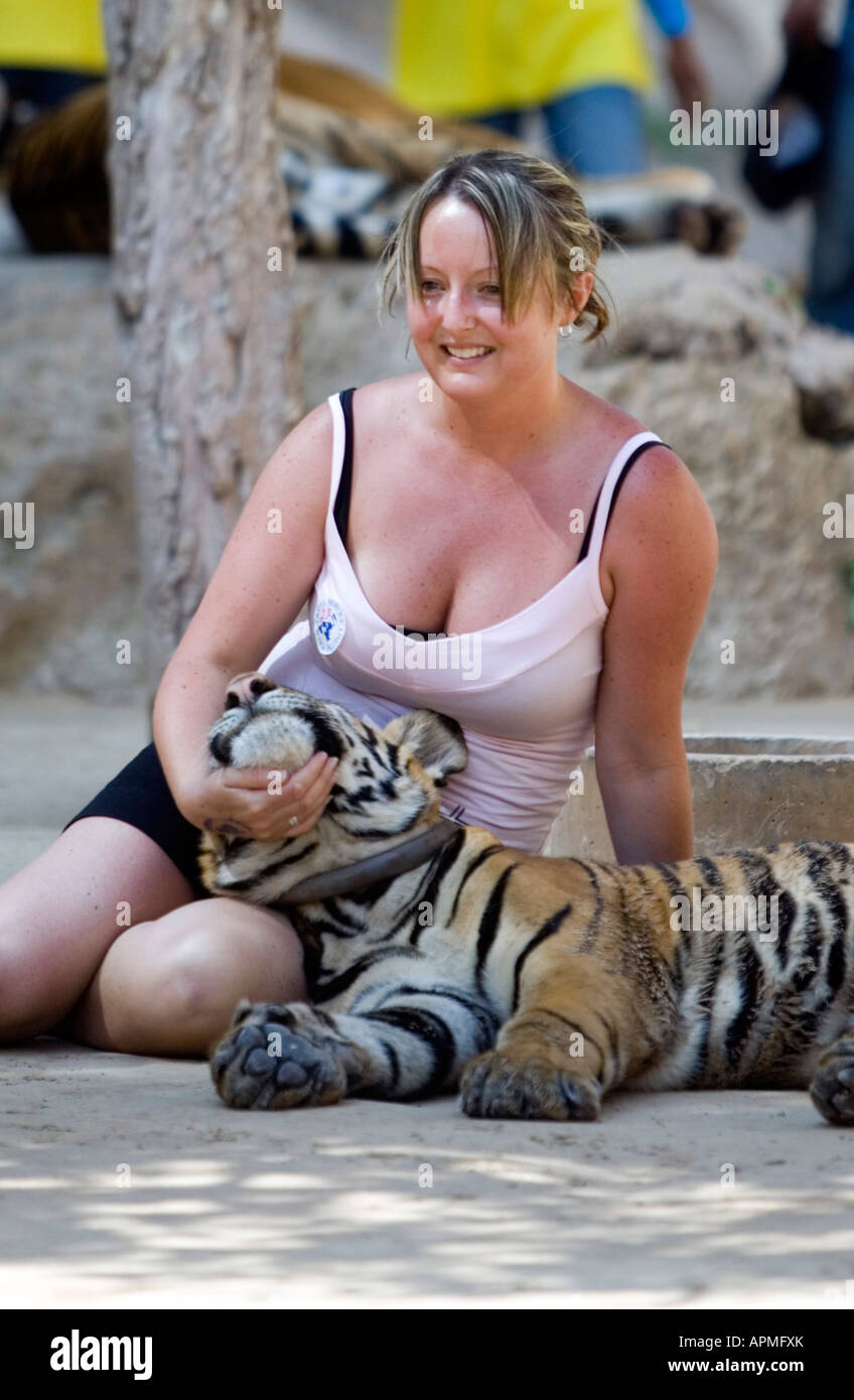 Tiger Temple près de la Thaïlande Kanchanaburi Banque D'Images